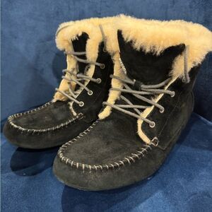 Ugg Black Chickaree Shearling Lace Up Boots Sz 8  Women’s